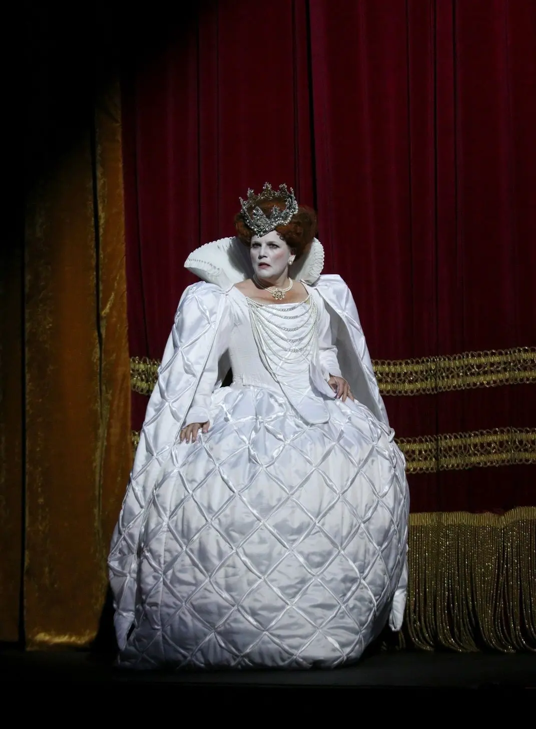 Leonora Surian u bijelom kraljevskom kostimu u sceni iz predstave