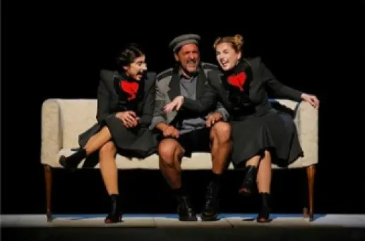 Leonora Surian u sceni iz predstave s dvoje glumaca, sjede na kauču