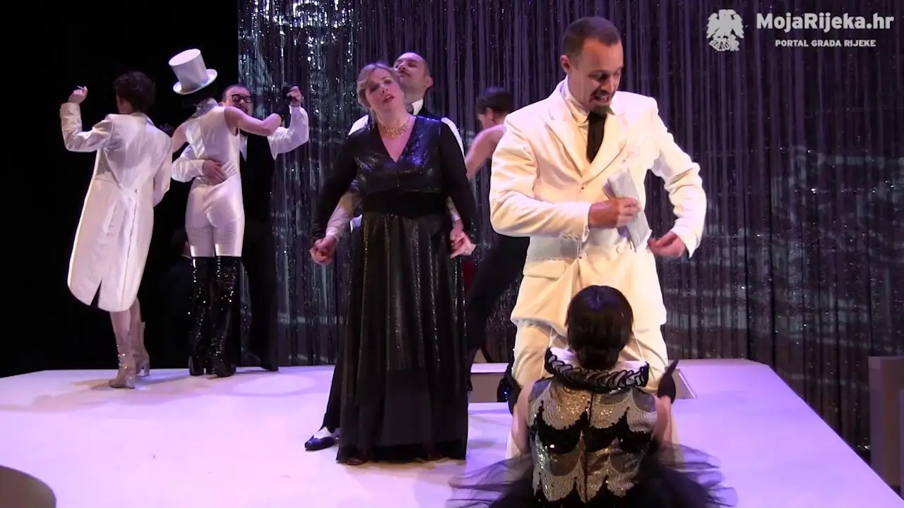 Scena iz predstave s glumcima u elegantnim kostimima