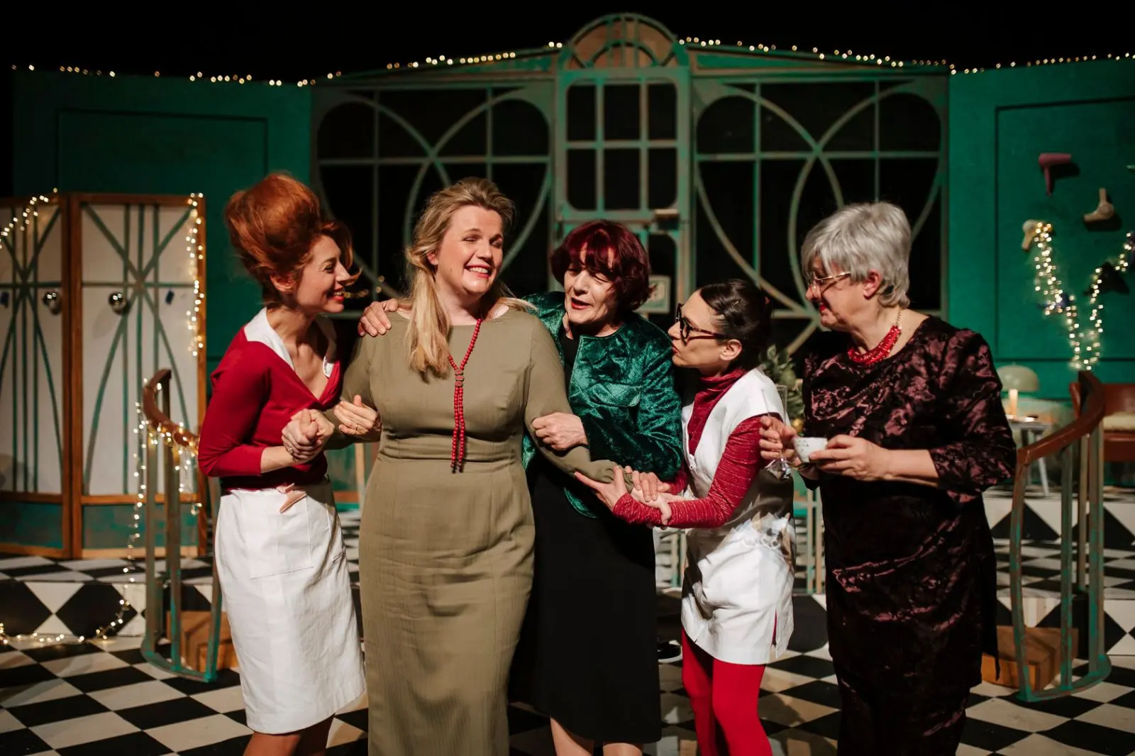 Leonora Surian i druge glumice u sceni iz predstave, nasmijane