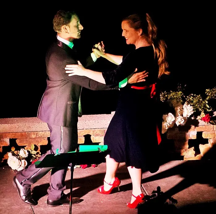 Leonora Surian pleše s glumcem u sceni iz predstave