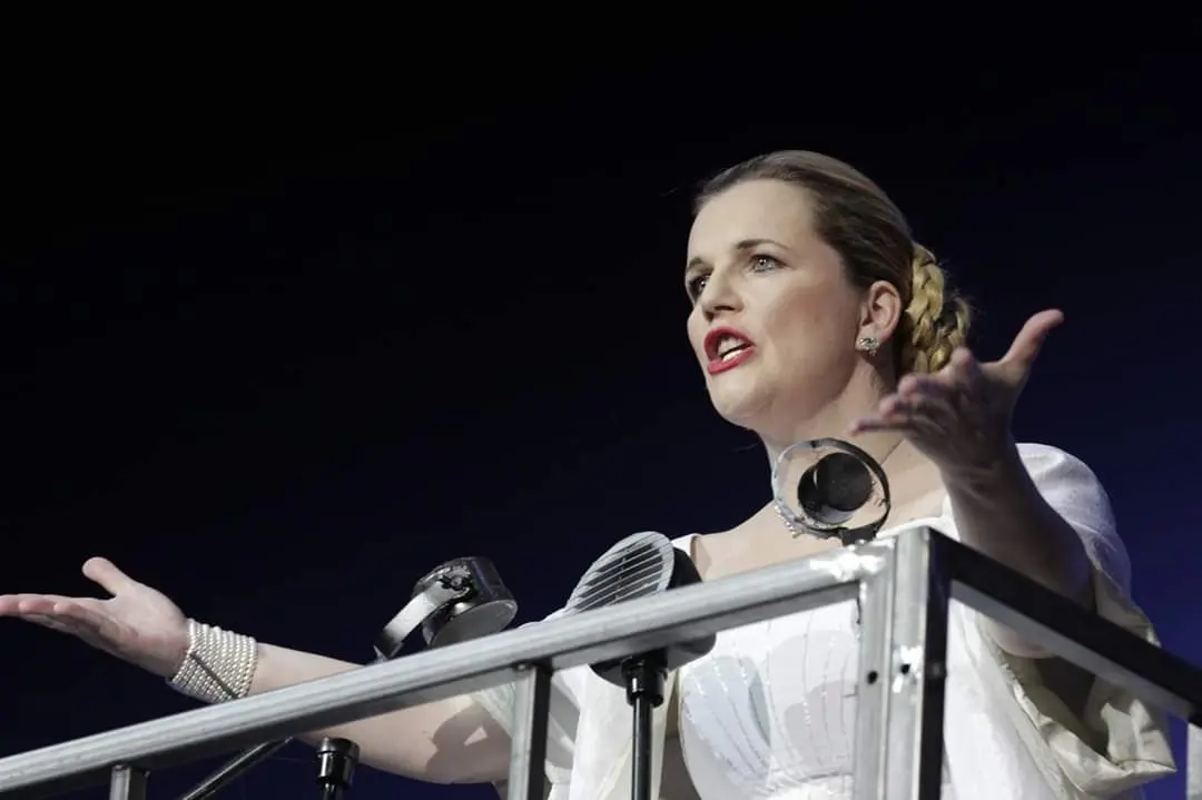 Leonora Surian Popov u kostimu iz mjuzikla 'Evita' - zlatno-bijela haljina