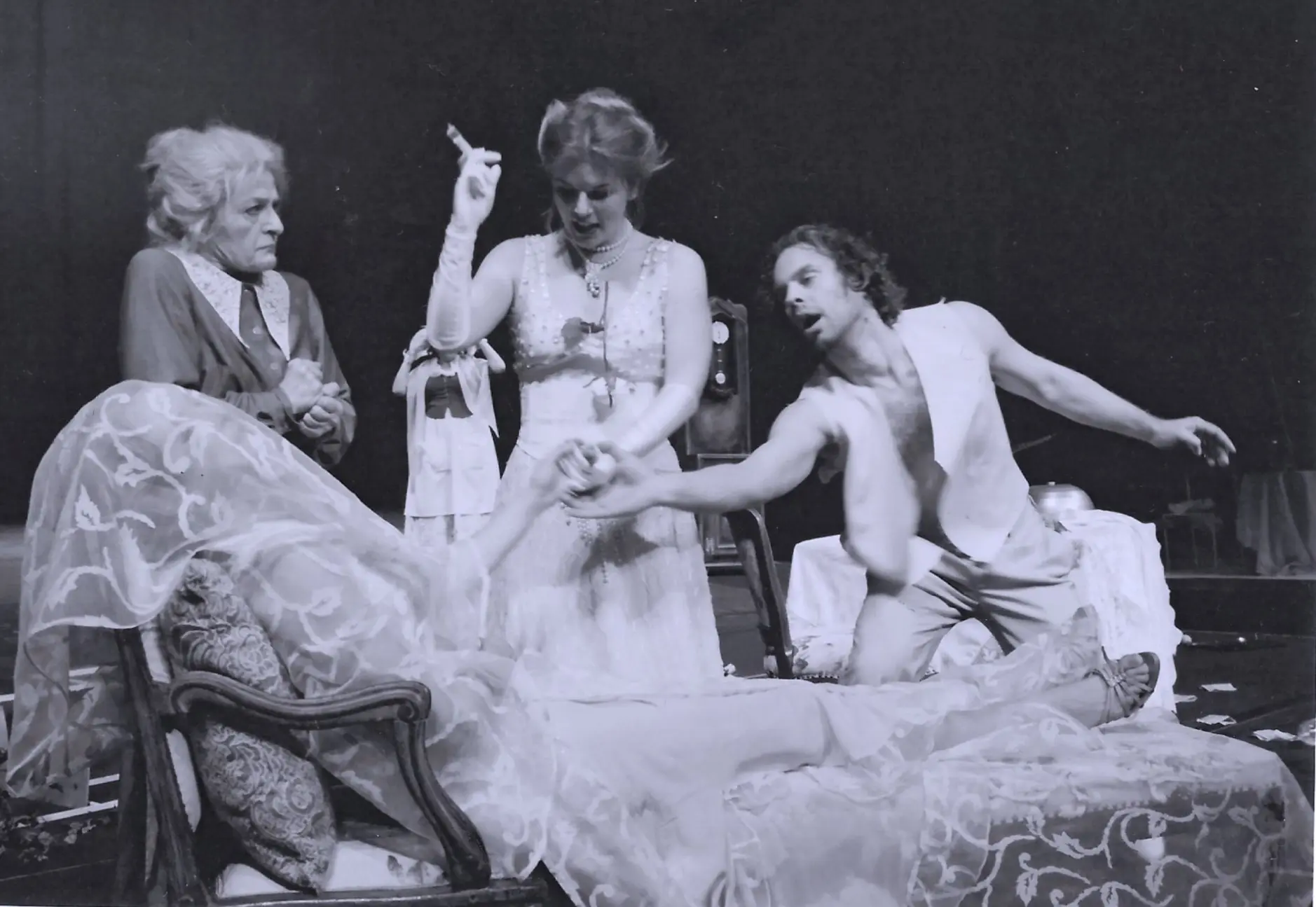 Leonora Surian u predstavi 'Filomena Marturano' - crno-bijela fotografija scene s tri glumca