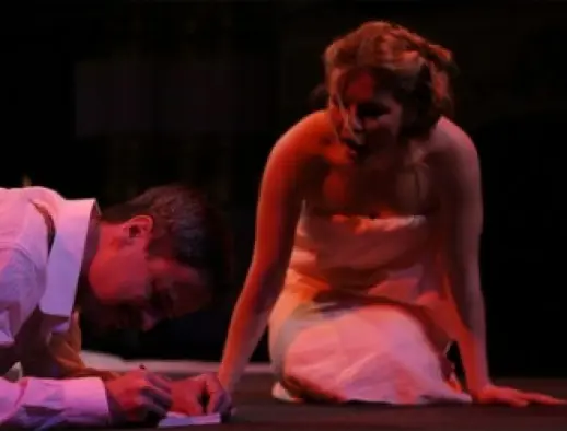 Leonora Surian u sceni iz predstave, sjedi i razgovara s glumcem