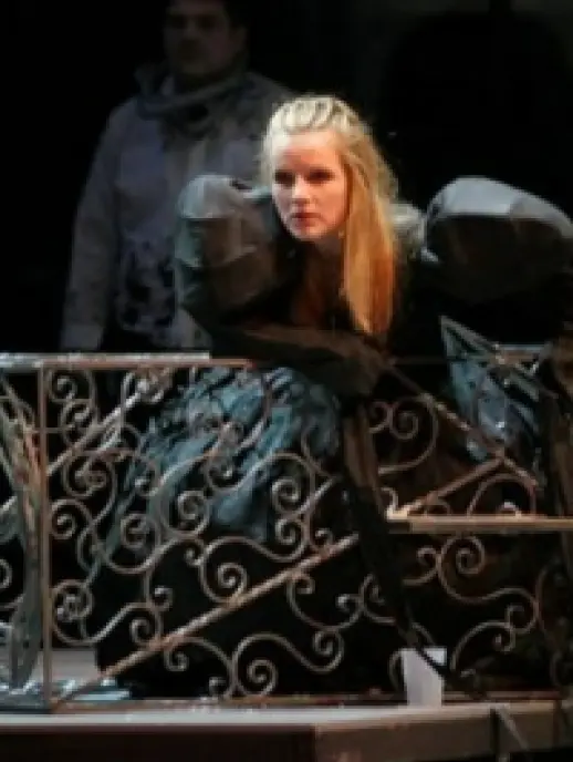 Leonora Surian u crnom kostimu na balkonu u sceni iz predstave