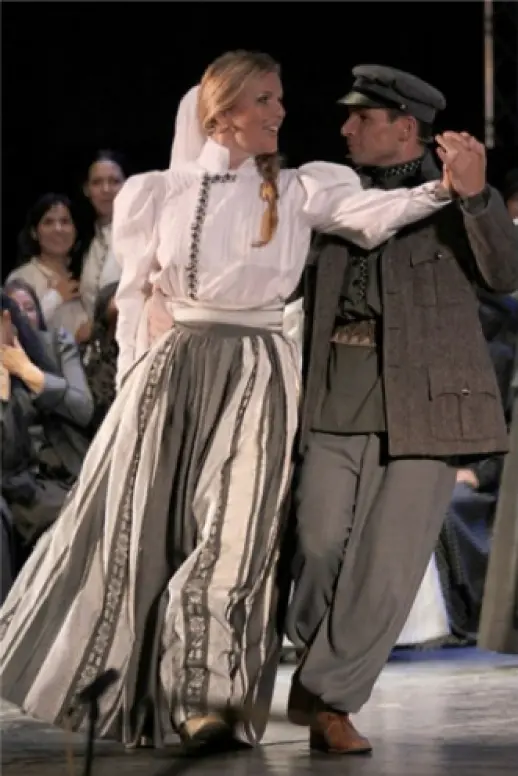 Leonora Surian pleše s glumcem u tradicionalnoj nošnji u sceni iz predstave