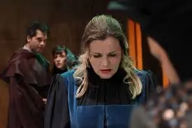 Leonora Surian u sceni iz predstave, izgleda zamišljeno