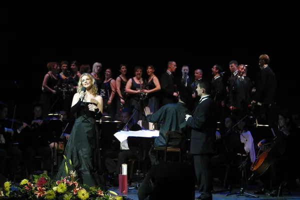 Leonora Surian pjeva na humanitarnom koncertu u HNK Rijeka, okružena orkestrom i zborom