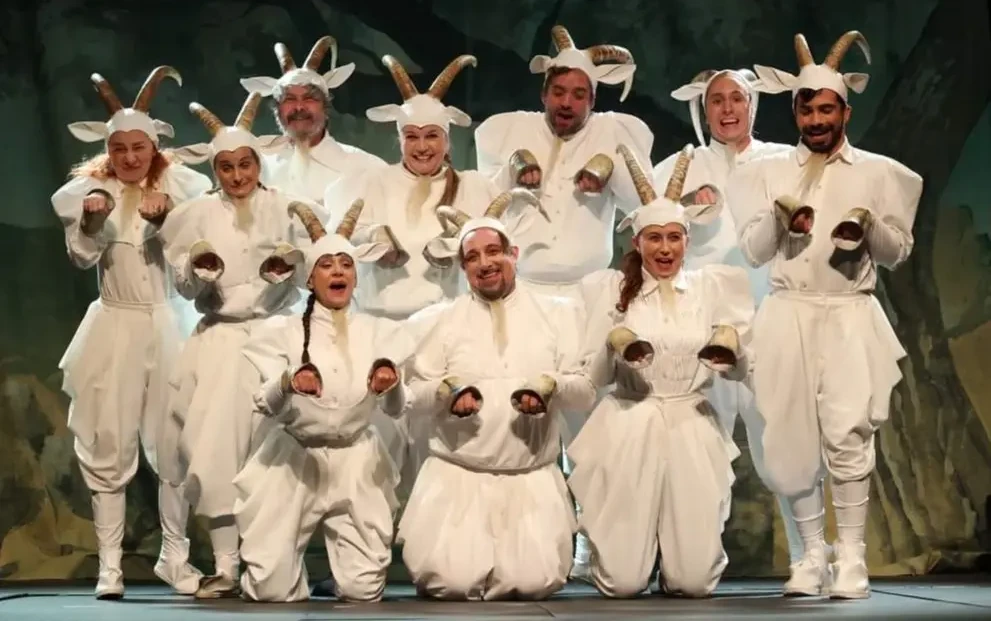 Grupa glumaca u kostimima koza na sceni