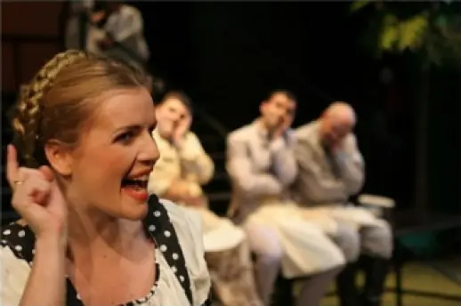 Leonora Surian u sceni iz predstave, energično gestikulira