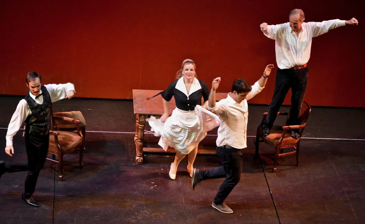 Leonora Surian na sceni tijekom izvedbe