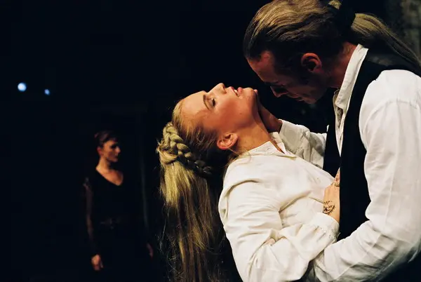 Scena iz predstave s dvoje glumaca u strastvenom zagrljaju