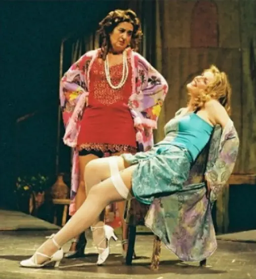 Leonora Surian u sceni iz predstave s drugom glumicom, sjedi na stolici