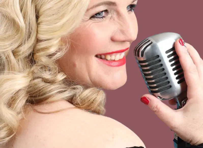 Leonora Surian Popov tijekom glazbenog nastupa sa harfom