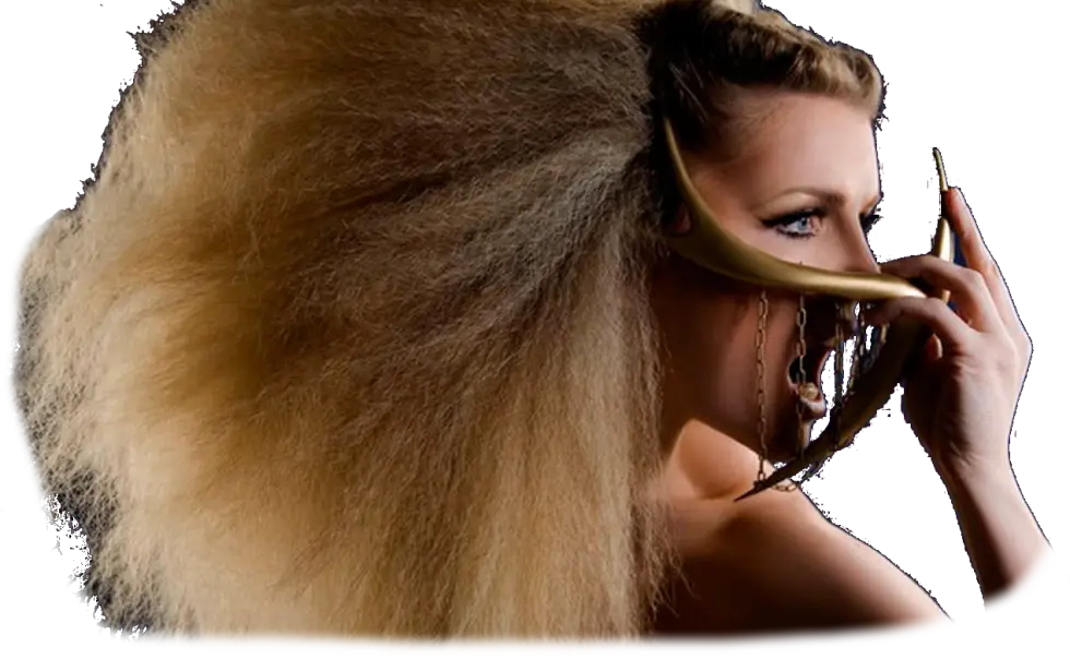 Leonora Surian Popov - glavna fotografija glumice i pjevačice sa stiliziranim nakitom