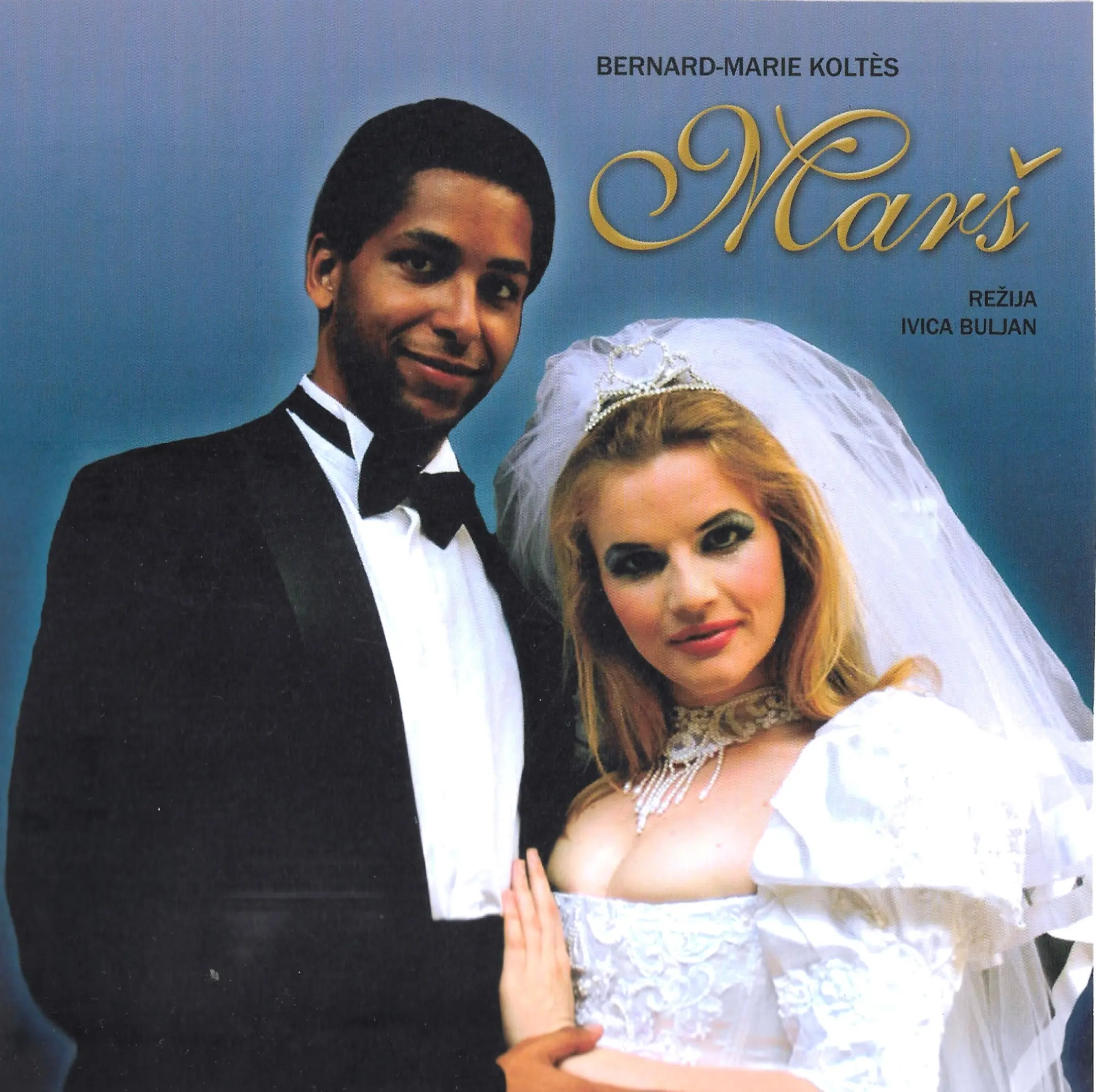 Par u vjenčanoj odjeći s natpisom 'Marš' i imenima redatelj