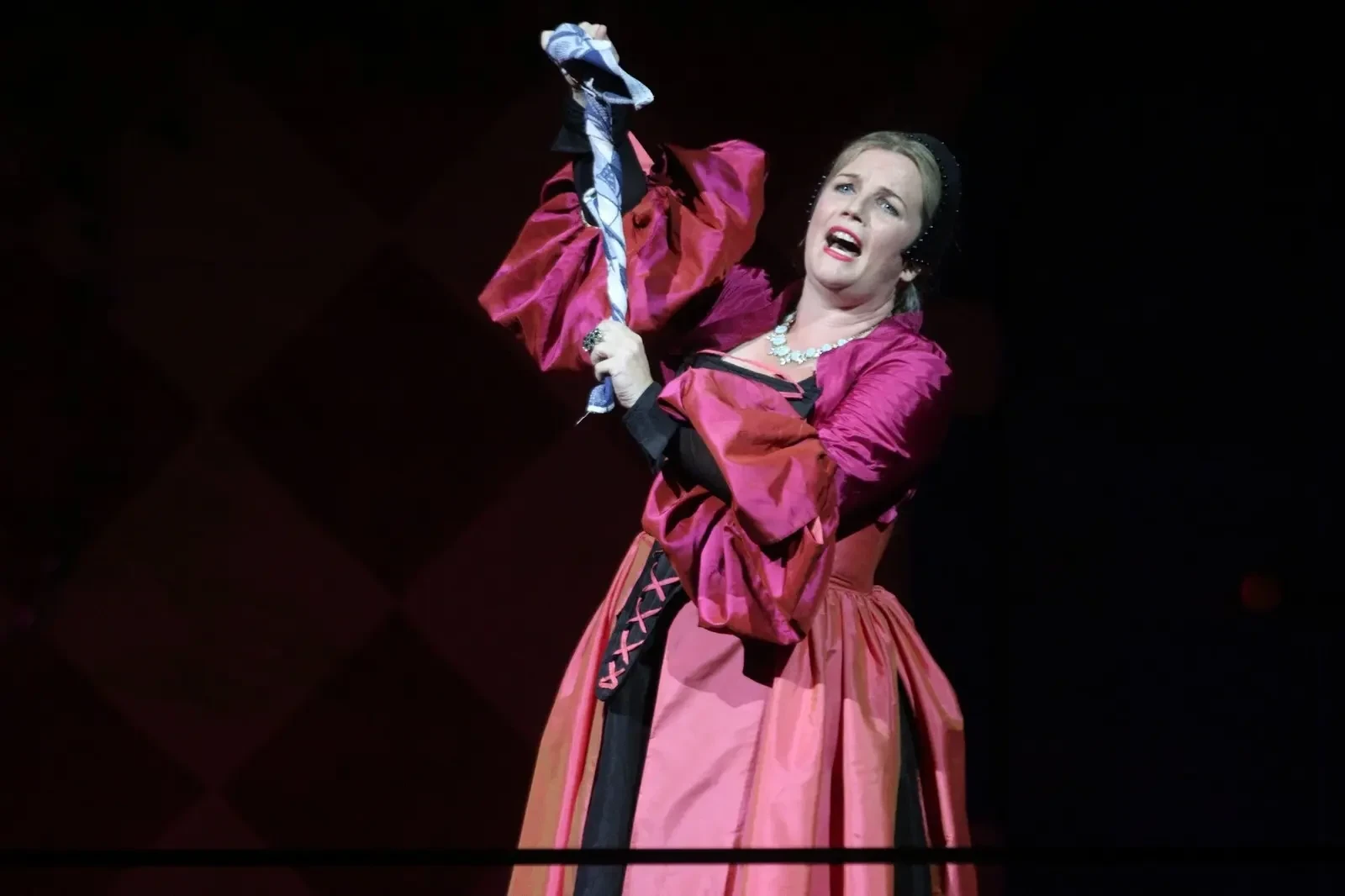 Leonora Surian u crveno-ružičastom kostimu na pozornici - nagrada za ulogu Normu Desmond u 'Sunset Boulevard'