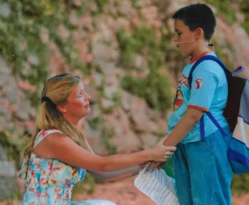 Leonora Surian u sceni iz predstave, razgovara s dječakom