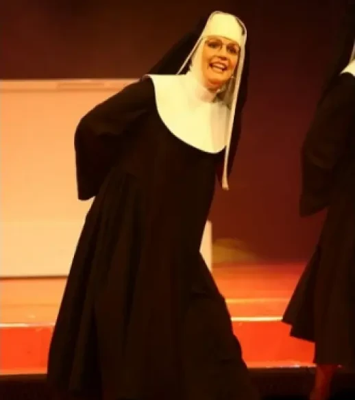 Leonora Surian u kostimu časne sestre u sceni iz predstave