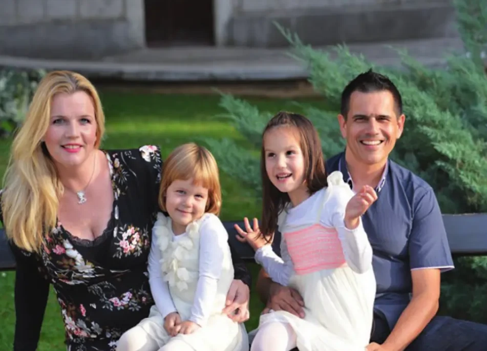 Leonora Surian Popov s obitelji - obiteljska fotografija s dvije djevojčice Eleom i Emom