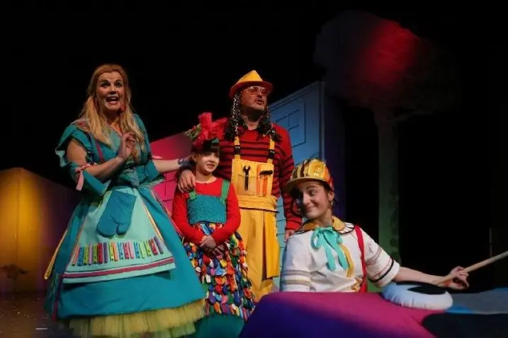 Scena iz predstave s četvero glumaca u šarenim kostimima