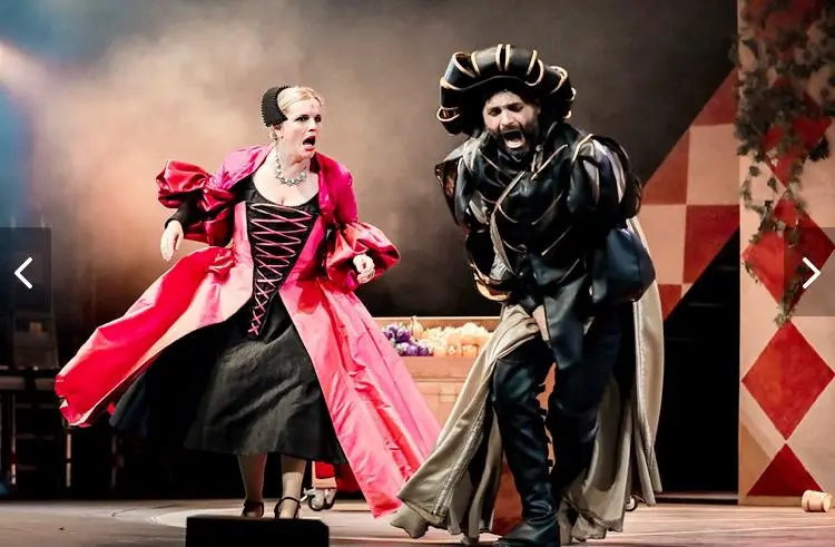 Leonora Surian i glumac u sceni iz predstave 'Poljubi me, Kato', u kostimima