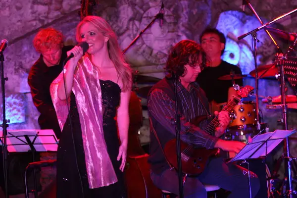 Leonora Surian nastupa na promociji albuma 'Moj mali svijet', okružena glazbenicima.