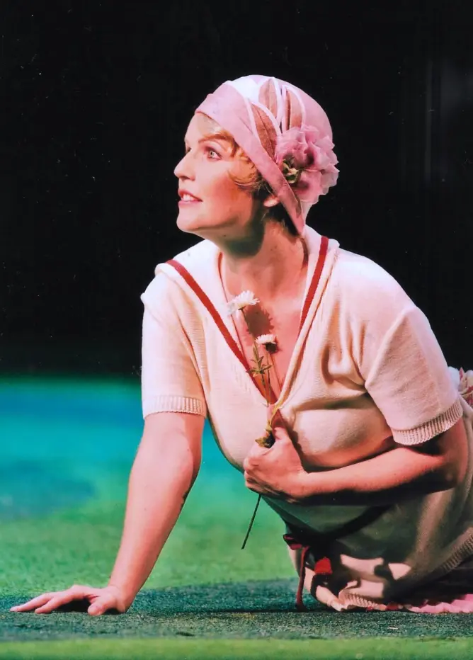 Leonora Surian u teatralnom kostimu s cvijetom - rane uloge u Hrvatskom narodnom kazalištu Rijeka