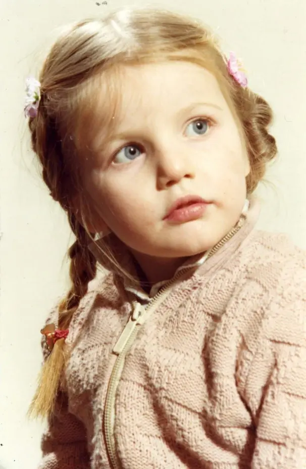 Leonora Surian kao dijete - djevojčica u ružičastom odijelu s pletenicom, rani djetinjstvo buduce glumice