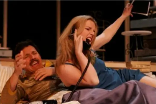 Leonora Surian u sceni iz predstave, viče na telefon dok leži u krevetu