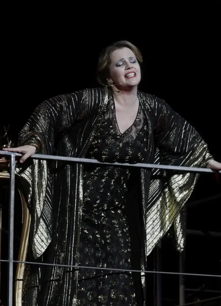 Leonora Surian u sceni iz predstave 'Sunset Boulevard', na balkonu