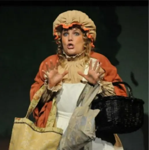 Leonora Surian u sceni iz predstave, nosi kapu i torbe