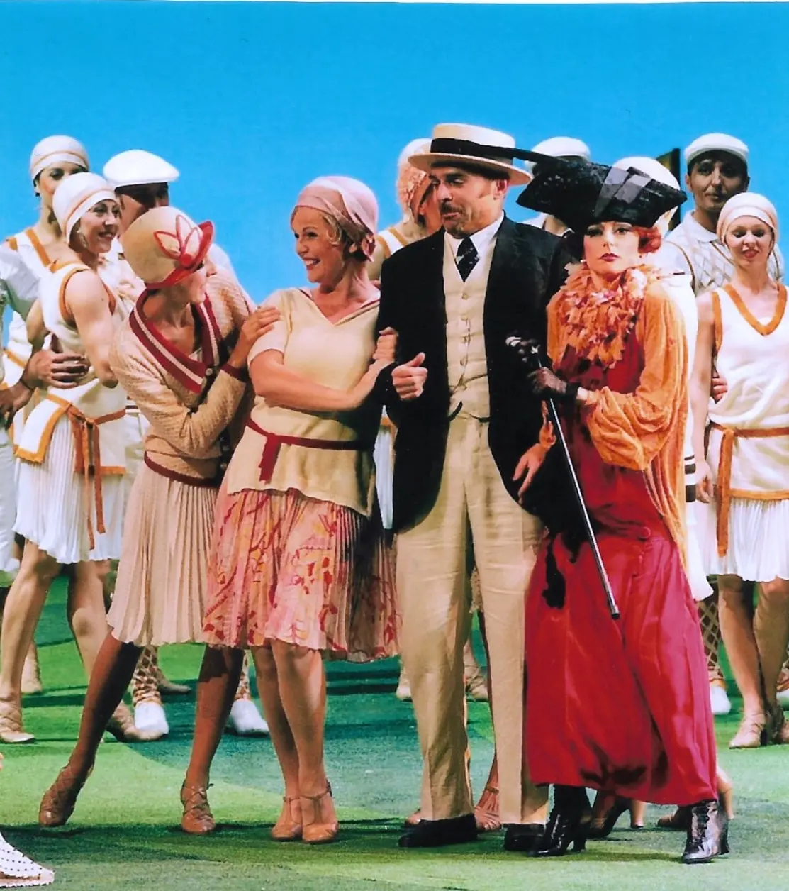 Leonora Surian i drugi glumci u sceni iz predstave u šarenim kostimima